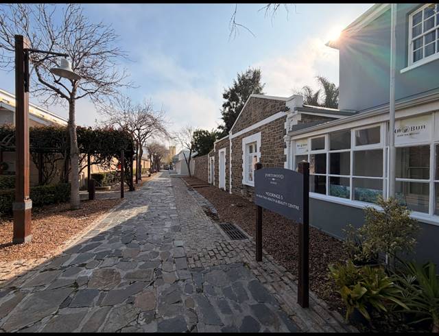280M² BUILDING TO LET IN WATERFRONT